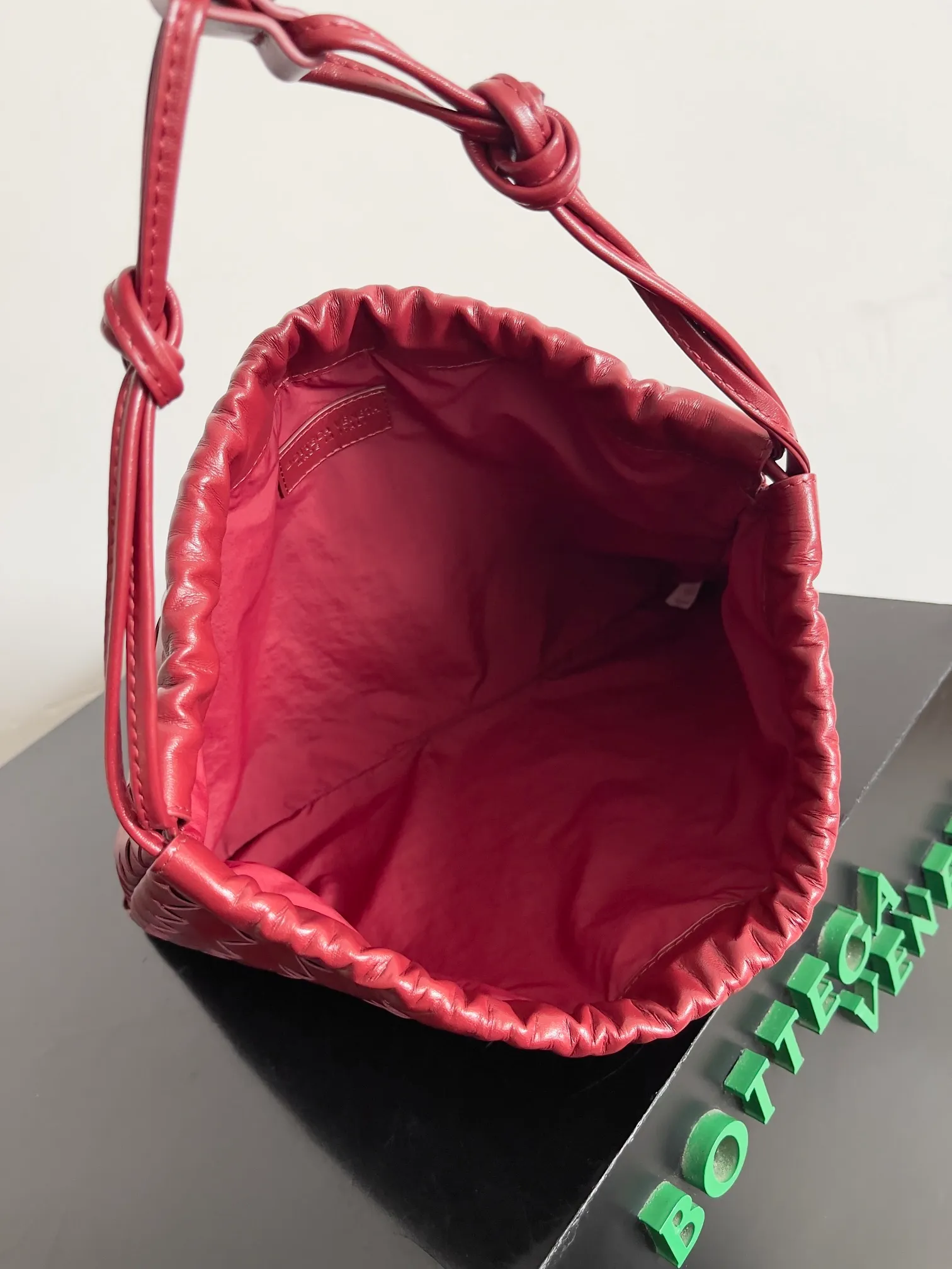 Batch 1560 Armpit bags have become a fashionable item that every girl has in their hands in recent years🛍️. The elegant and simple style has won the love of many people of different ages. However, there is an unavoidable trouble with armpit bags, that is, the capacity is too small, and BOTTEGA VENETA’s new Dustbag Considering people's travel needs, the capacity of garbage bags has been greatly upgraded. Folding umbrellas, water cups, and girls' makeup powder and lipstick can all be accommodated. It is very light and resistant to dirt. Even if you have a lot of things when traveling, it can reduce the burden to a certain extent. The shoulder straps are buckled and can be changed at will. It can be used for hand holding or as the liner of a large bag. After the drawstring is drawn, it looks like a cloud bag. It is very suitable for concave styling when traveling in summer🙋🏻‍♀️ Style number: 796728 Size: 32*23*1cm